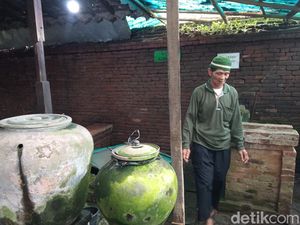 Pengabdian Pardi Menjaga Kelestarian Sumur Keramat di Keraton Cirebon