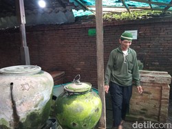 Pengabdian Pardi Menjaga Kelestarian Sumur Keramat di Keraton Cirebon