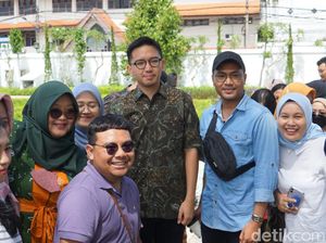 Mangkunegoro X Sapa Wisatawan di Pracima Tuin Mangkunegoro X Sapa Wisatawan di Pracima Tuin