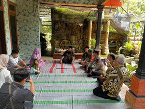 Menko PMK Janji Bantu Anak Asuh Almarhum Iptu Rochmat Menko PMK Janji Bantu Anak Asuh Almarhum Iptu Rochmat