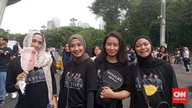 Konser Westlife The Wild Dreams Tour di Jakarta disambut meriah oleh ribuan penggemar yang berkumpul di Stadion Madya Gelora Bung Karno, Jakarta, Sabtu (11/2).