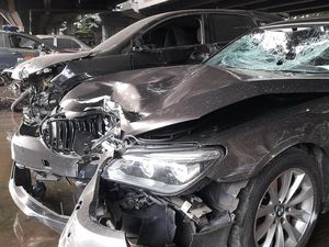 Potret Ringseknya BMW yang Lawan Arah Tabrak Pemotor Hingga Tewas
