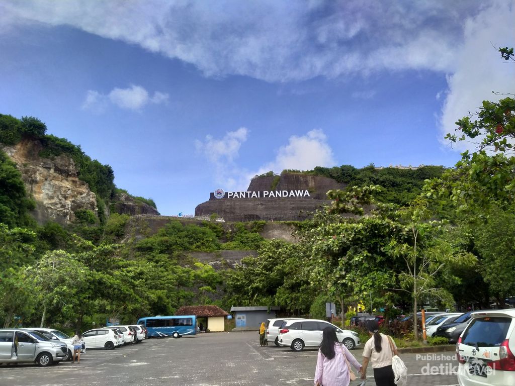 Pantai Pandawa Bali Siang Hari tulisan Pantai Pandawa yang terbangun estetik di atas tebing kapur dan tertata rapi