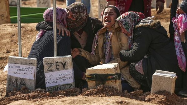 Isak Tangis Iringi Pemakaman Korban Gempa Turki
