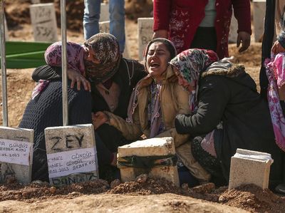 Isak Tangis Iringi Pemakaman Korban Gempa Turki