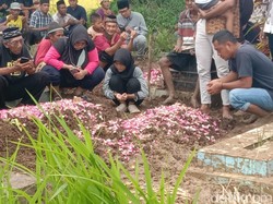 Potret Haru Pemakaman Korban Kecelakaan Pikap Maut Asal Purworejo di Kebumen