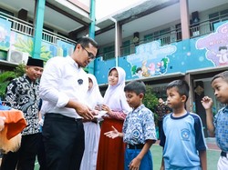 Pemkot Berikan Bantuan Pendidikan ke 1.039 Siswa SD Se-Tangsel