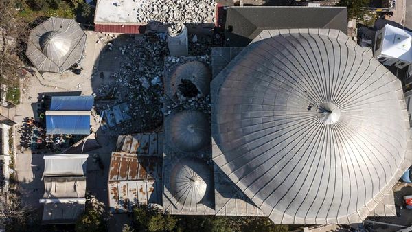 Penampakan Masjid Fatih yang Rusak Akibat Gempa Turki