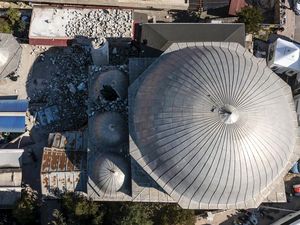 Penampakan Masjid Fatih yang Rusak Akibat Gempa Turki