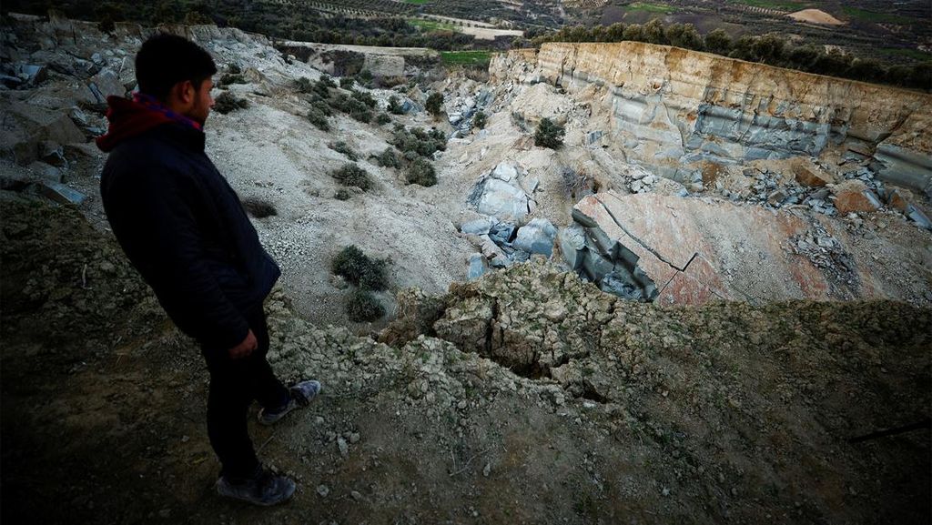 Penampakan Tanah Longsor Akibat Gempa di Turki