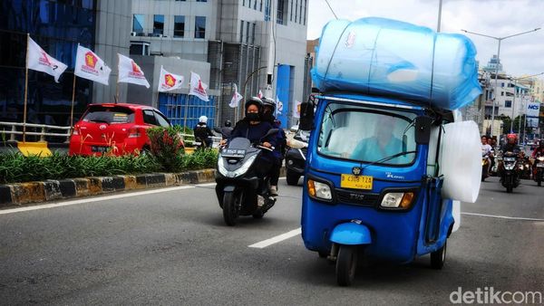 Aksi Nekat Bajaj Obesitas di Jalanan Ibu Kota