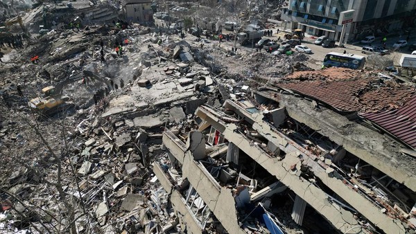 Gempa bumi berkekuatan Magnitudo 7,8 mengguncang Turki pada Senin (6/2) lalu. Gempa mengakibatkan ribuan bangunan ambruk. Ini potretnya.