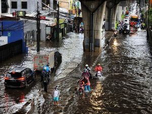 Potret Genangan yang Sempat Rendam Perempatan Cipulir Jaksel Pagi Ini