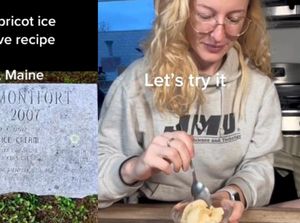 Unik! Wanita Ini Masak Kue Berbekal Resep di Nisan Kuburan