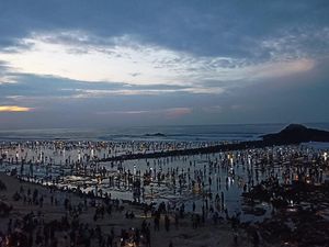 Berburu Nyale, Cacing Jelmaan Putri Mandalika di Laut Berburu Nyale, Cacing Jelmaan Putri Mandalika di Laut