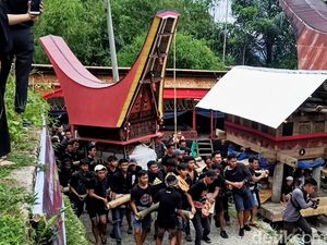8 Tradisi Suku Toraja yang Unik, Ada Rambu Solo hingga Mangrara Banua