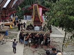 Melihat Ritual Mapalao, Tradisi Menggoyang Peti Jenazah di Toraja