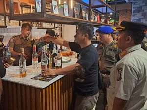 Satpol PP Sita Ratusan Botol Miras saat Razia Toko Jamu-Kafe di Tangsel