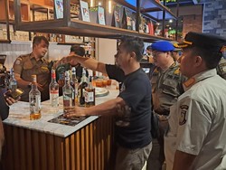 Satpol PP Sita Ratusan Botol Miras saat Razia Toko Jamu-Kafe di Tangsel