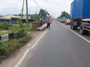 Kakek Asal Malang Tewas Terlindas Truk Usai Tabrak Trotoar di Mojokerto Kakek Asal Malang Tewas Terlindas Truk Usai Tabrak Trotoar di Mojokerto
