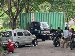 Tak Kuat Menanjak, Truk Trailer Mundur Tabrak 2 Mobil di Gresik