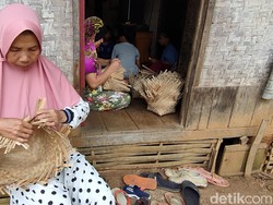 Perjuangan Perajin Boboko Cianjur, Menginap di Hutan Demi Bahan Baku