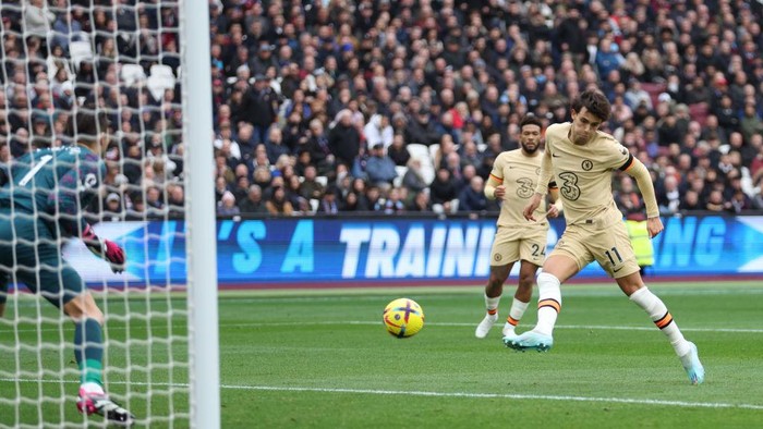 LONDON, ENGLAND - FEBRUARY 11: Joao Felix of Chelsea scores the teams first goal during the Premier League match between West Ham United and Chelsea FC at London Stadium on February 11, 2023 in London, England. (Photo by Julian Finney/Getty Images)