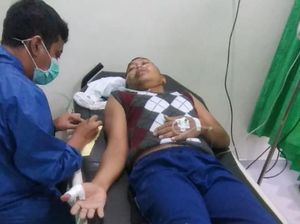 Warga Pasuruan Digigit Kobra Saat Evakuasi Korban Banjir Warga Pasuruan Digigit Kobra Saat Evakuasi Korban Banjir