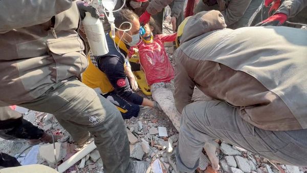 128 Jam Tertimbun Reruntuhan Gempa, Wanita Ini Selamat