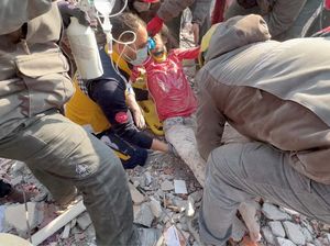 128 Jam Tertimbun Reruntuhan Gempa, Wanita Ini Selamat