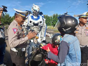 Aksi Robot Transformer di Subang Ingatkan Pengendara Tertib Lalin Aksi Robot Transformer di Subang Ingatkan Pengendara Tertib Lalin