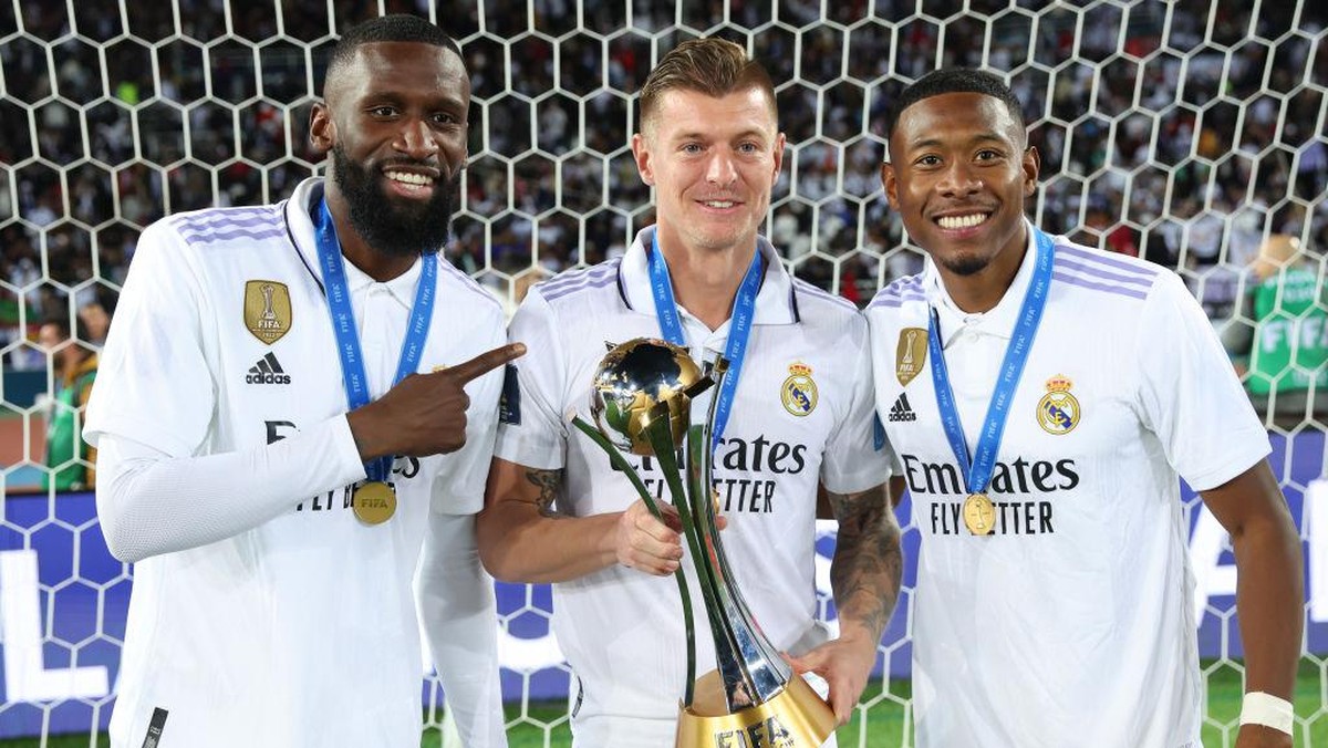Kroos (tengah) berfoto bersama Rudiger (kiri) dan Alaba usai memenangi Piala Dunia Antarklub. Foto: FIFA via Getty Images/Alex Grimm - FIFA