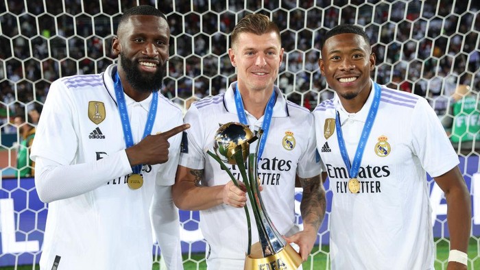 RABAT, MOROCCO - FEBRUARY 11: Antonio Ruediger, Toni Kroos and David Alaba of Real Madrid pose for a photo with the FIFA Club World Cup Morocco 2022 Trophy following their sides victory in the FIFA Club World Cup Morocco 2022 Final match between Real Madrid and Al Hilal at Prince Moulay Abdellah on February 11, 2023 in Rabat, Morocco. (Photo by Alex Grimm - FIFA/FIFA via Getty Images)