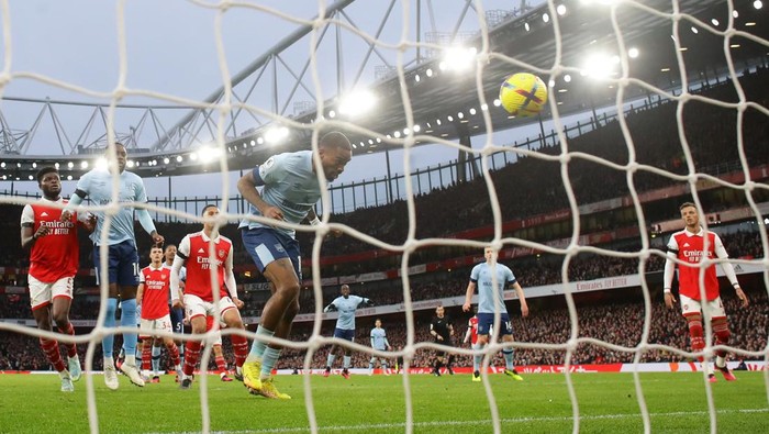 Soccer Football - Premier League - Arsenal v Brentford - Emirates Stadium, London, Britain - February 11, 2023 Brentfords Ivan Toney scores their first goal REUTERS/David Klein EDITORIAL USE ONLY. No use with unauthorized audio, video, data, fixture lists, club/league logos or live services. Online in-match use limited to 75 images, no video emulation. No use in betting, games or single club /league/player publications.  Please contact your account representative for further details.