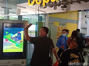 Warga di Bandara Jambi Beri Semangat ke Ortu Yosua Warga di Bandara Jambi Beri Semangat ke Ortu Yosua