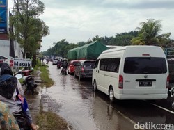 Jalur Rejoso Pasuruan Macet Terdampak Banjir, Mobil-Truk Diimbau Masuk Tol