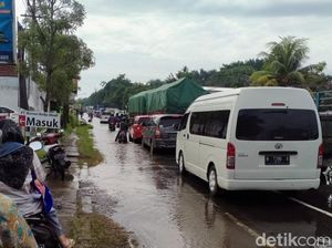 Jalur Rejoso Pasuruan Macet Terdampak Banjir, Mobil-Truk Diimbau Masuk Tol Jalur Rejoso Pasuruan Macet Terdampak Banjir, Mobil-Truk Diimbau Masuk Tol