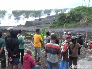 Banjir Lahar Dingin Semeru Terjang Sungai Besuk Kobokan Lumajang Banjir Lahar Dingin Semeru Terjang Sungai Besuk Kobokan Lumajang