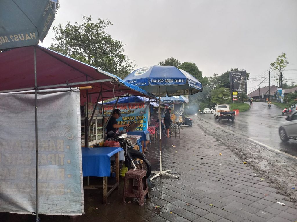 Deretan pedagang kuliner di kawasan Puncak Wanagiri, Desa Wanagiri, Kecamatan Sukasada, Kabupaten Buleleng, Bali, beberapa waktu lalu. (Made Wijaya Kusuma)