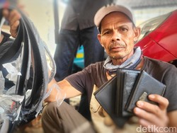 Cerita Pedagang Dompet Asongan Bertahan di Era Online Shop