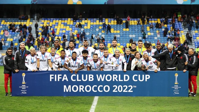 RABAT, MOROCCO - FEBRUARY 11: Players aof Flamengo pose for a photo for with their winning medals following the FIFA Club World Cup Morocco 2022 3rd Place match between Al Ahly and Flamengo at Prince Moulay Abdellah on February 11, 2023 in Rabat, Morocco. (Photo by Christopher Lee - FIFA/FIFA via Getty Images)