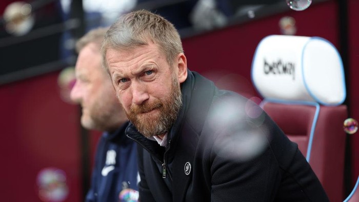 LONDON, ENGLAND - FEBRUARY 11: Graham Potter, Manager of Chelsea, looks on prior to the Premier League match between West Ham United and Chelsea FC at London Stadium on February 11, 2023 in London, England. (Photo by Julian Finney/Getty Images)