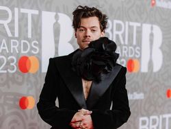 Harry Styles Hapus Foto Dirinya Gunakan Kaos One Direction