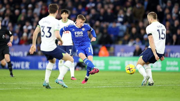 LEICESTER, ENGLAND - FEBRUARY 11: Harvey Barnes of Leicester City scores to make it 4-1 during the Premier League match between Leicester City and Tottenham Hotspur at King Power Stadium on February 11, 2023 in Leicester, United Kingdom. (Photo by Plumb Images/Leicester City FC via Getty Images)