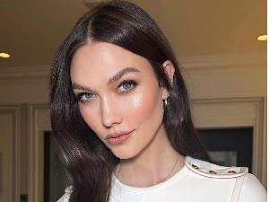 7 Inspirasi Warna Rambut 2023, Rose Gold hingga Warna Terong