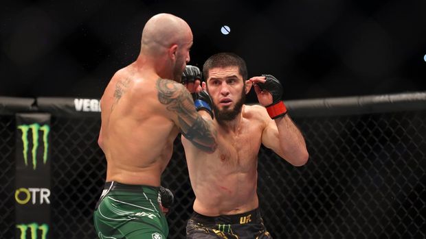 PERTH, AUSTRALIA - FEBRUARY 12: Islam Makhachev of Russia battles Alex Volkanovski of Australia in the UFC lightweight championship fight during UFC 284 at RAC Arena on February 12, 2023 in Perth, Australia. (Photo by Paul Kane/Getty Images)