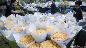 Jelang Valentine, Warga Berburu Bunga di Pasar Rawa Belong