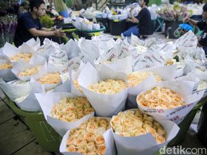 Jelang Valentine, Warga Berburu Bunga di Pasar Rawa Belong Jelang Valentine, Warga Berburu Bunga di Pasar Rawa Belong