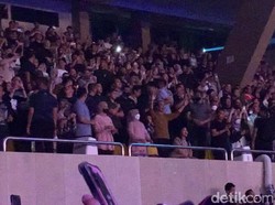 Iriana dan Jokowi Asyik Berjoget saat Nonton Konser Dewa 19 di Medan