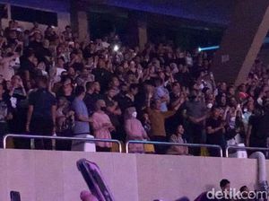 Iriana dan Jokowi Asyik Berjoget saat Nonton Konser Dewa 19 di Medan Iriana dan Jokowi Asyik Berjoget saat Nonton Konser Dewa 19 di Medan